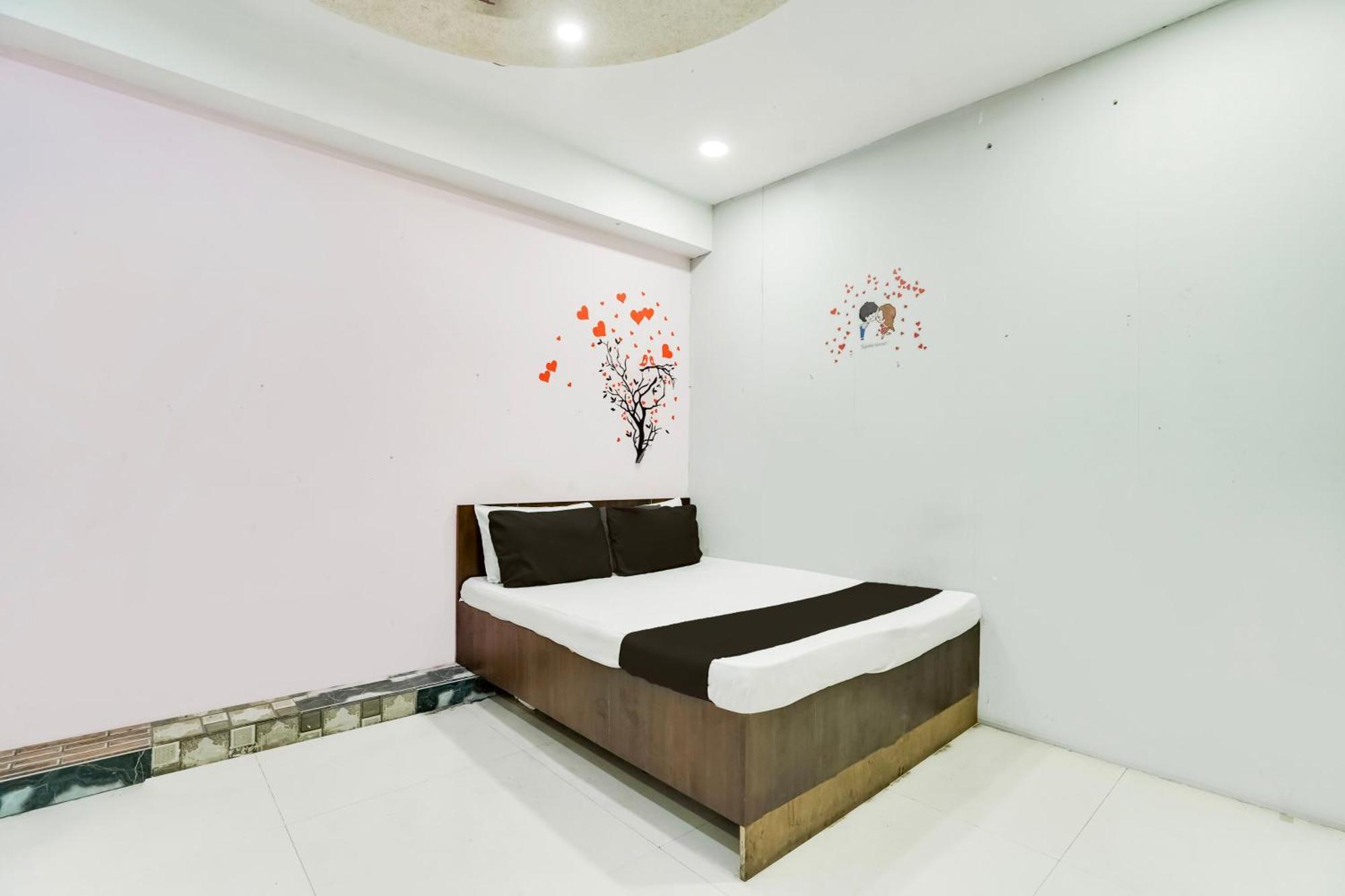 Hotel O Day Night Rooms Surat Exterior photo