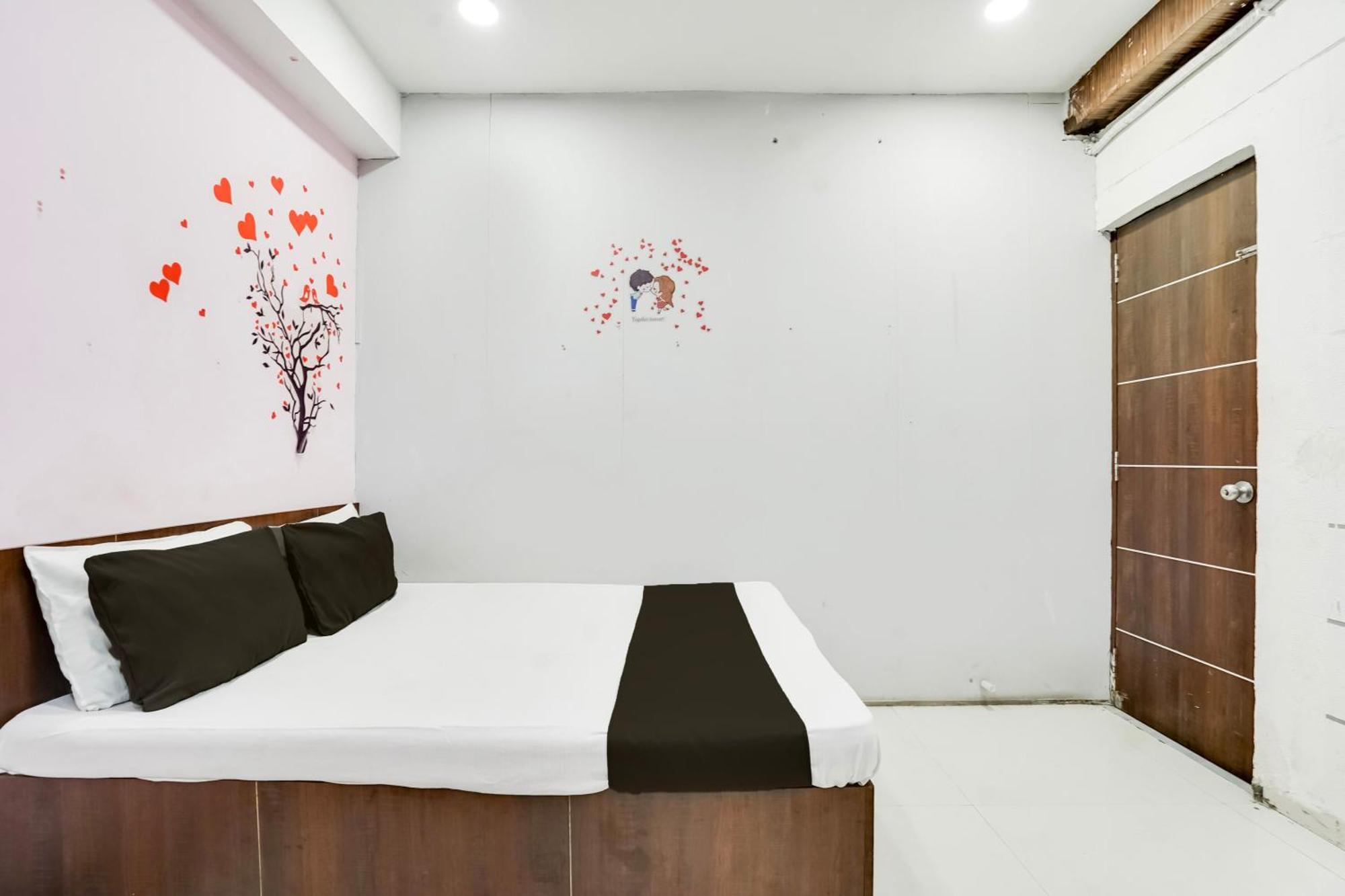 Hotel O Day Night Rooms Surat Exterior photo